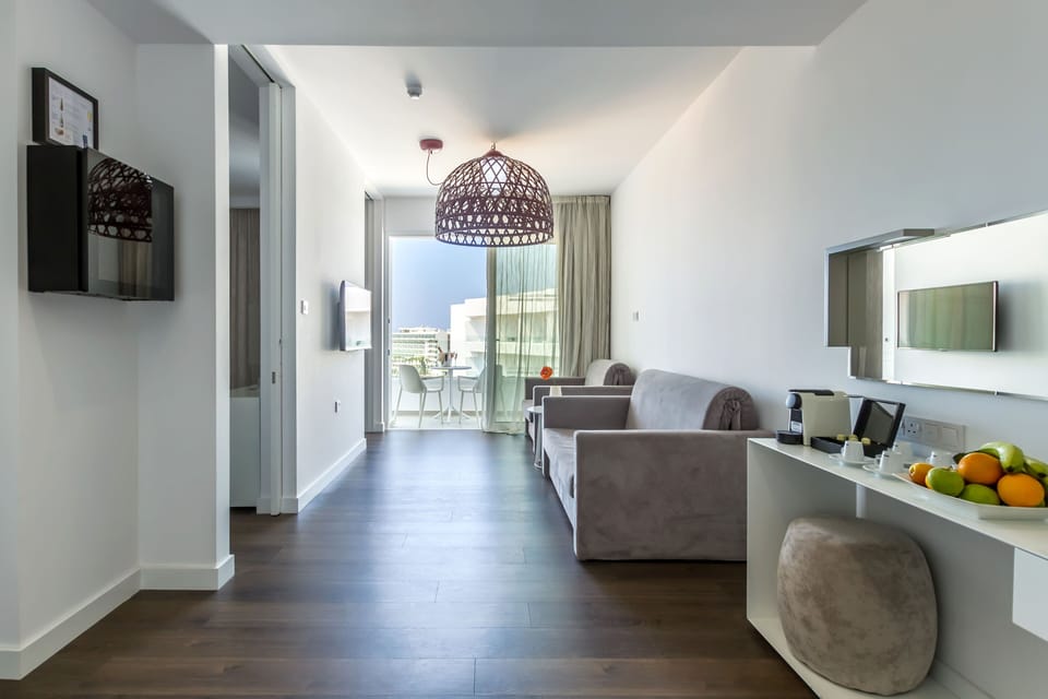 Executive Suite | In-room safe, cribs (free), WiFi (free), bed sheets