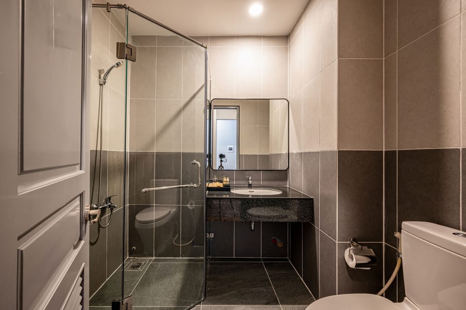 Executive Double Room | Bathroom | Free toiletries, hair dryer, bathrobes, slippers