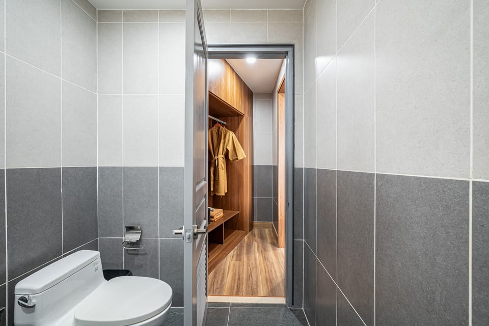 Premium Triple Room | Bathroom | Free toiletries, hair dryer, bathrobes, slippers