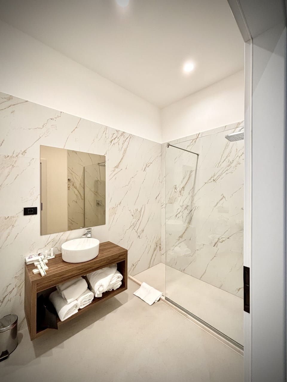 Luxury Double or Twin Room, Balcony, City View | Bathroom | Shower, free toiletries, hair dryer, towels