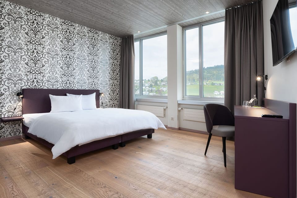 Hypo-allergenic bedding, in-room safe, desk, blackout drapes