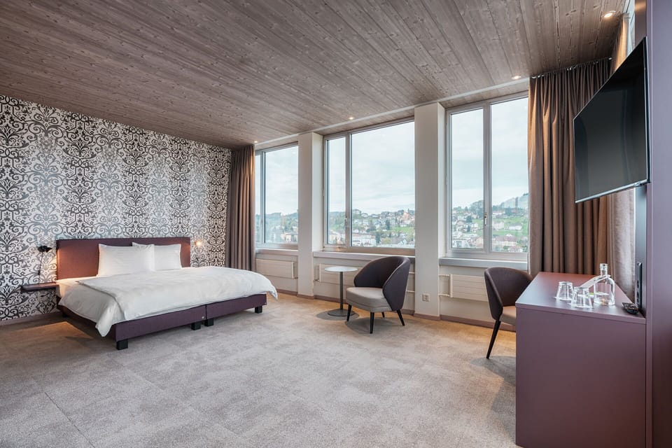 Standard Suite | Hypo-allergenic bedding, in-room safe, desk, blackout drapes