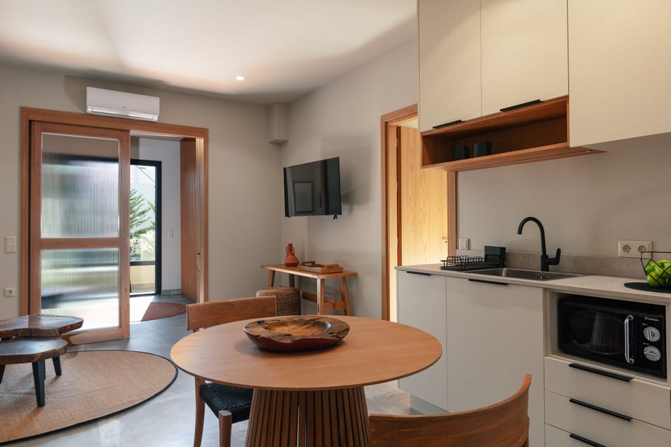 Superior Suite | Private kitchen | Fridge, microwave, highchair, cookware/dishes/utensils