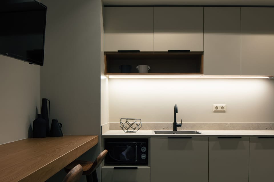Suite | Private kitchen | Fridge, microwave, highchair, cookware/dishes/utensils