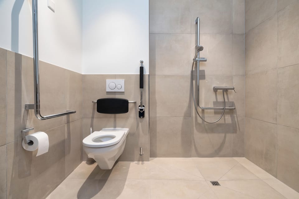 Junior Suite | Bathroom | Shower, free toiletries, hair dryer, towels