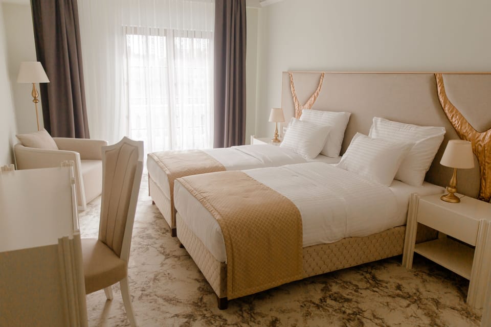 Deluxe Twin Room | Desk, laptop workspace, soundproofing, travel crib