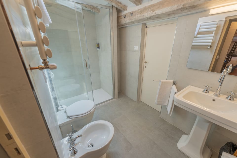 Panoramic Room | Bathroom | Shower, rainfall showerhead, hair dryer, bidet