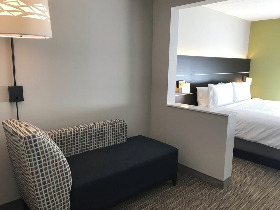 Standard Room, 1 King Bed | In-room safe, desk, laptop workspace, blackout drapes