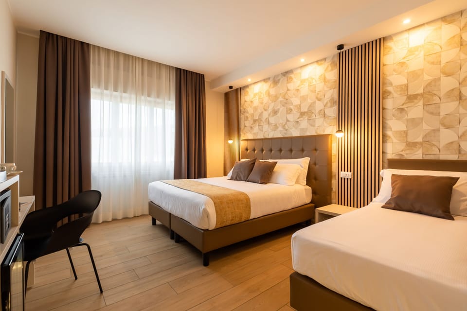 Deluxe Triple Room | In-room safe, soundproofing, WiFi (free), bed sheets