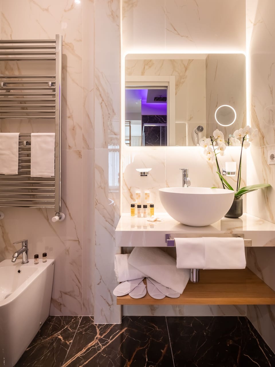 Luxury Room | Bathroom | Bathrobes, towels