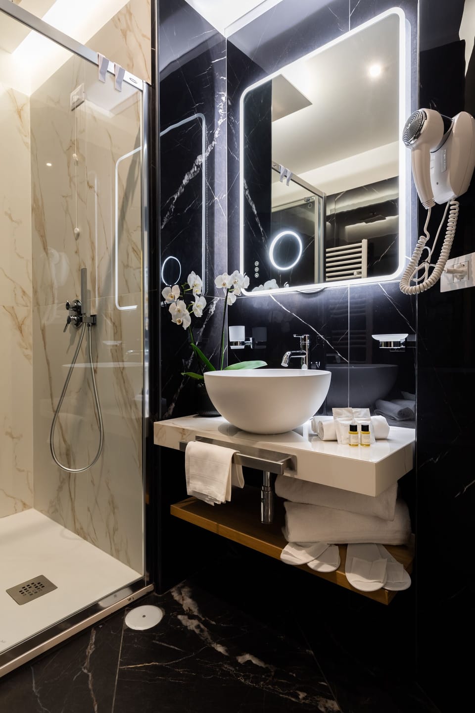 Superior Double or Twin Room | Bathroom | Bathrobes, towels