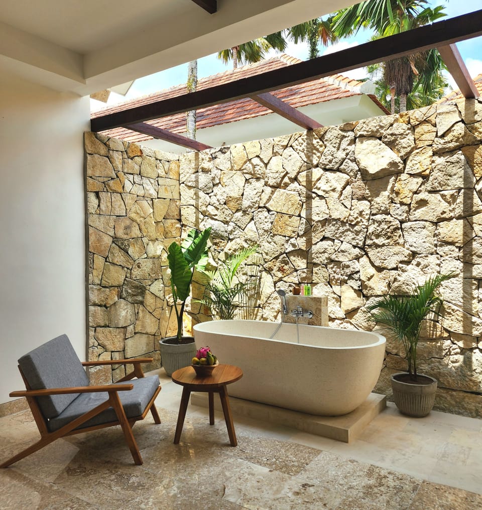 Family Villa | Bathroom | Separate tub and shower, rainfall showerhead, free toiletries
