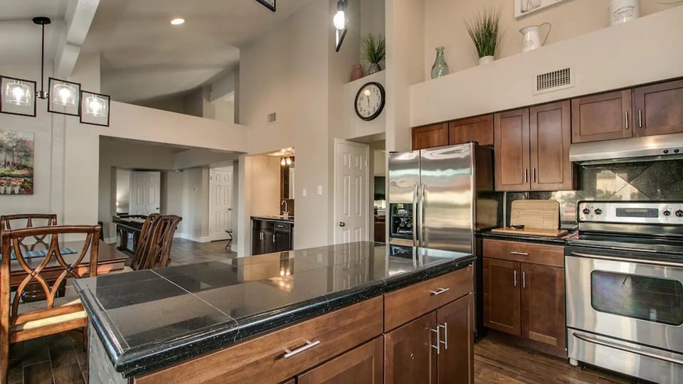 Studio (3 Bedrooms) | Private kitchen | Microwave, oven