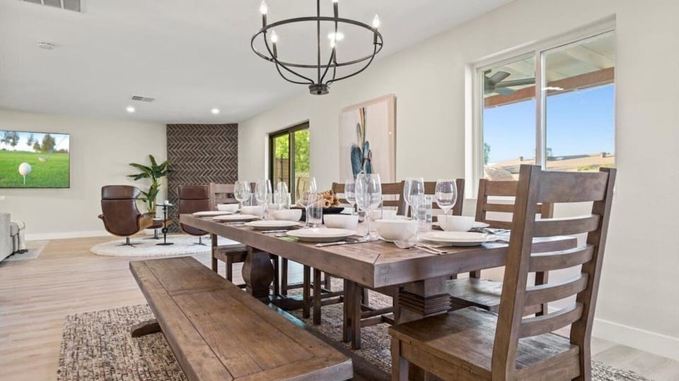 Studio (3 Bedrooms) | Dining