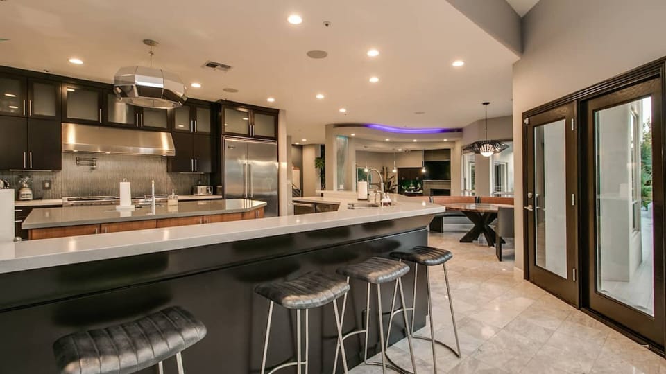 Studio (5 Bedrooms) | Private kitchen | Coffee/tea maker, fridge, microwave, oven