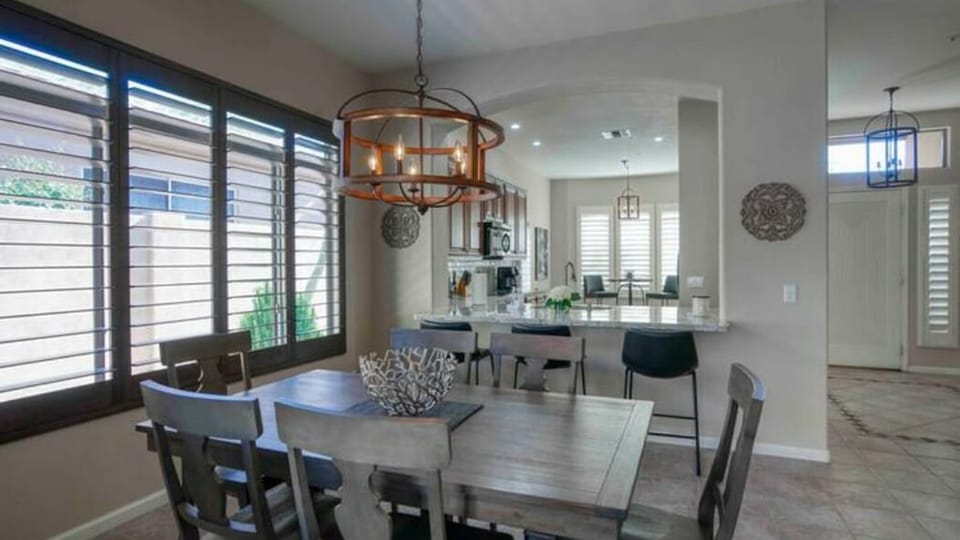 Studio (3 Bedrooms) | Dining room