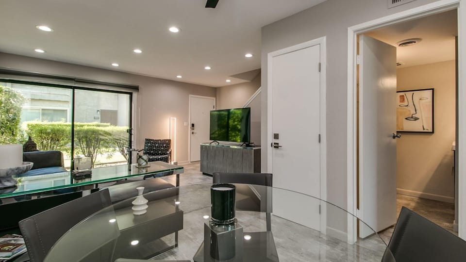 Studio (2 Bedrooms) | Living area