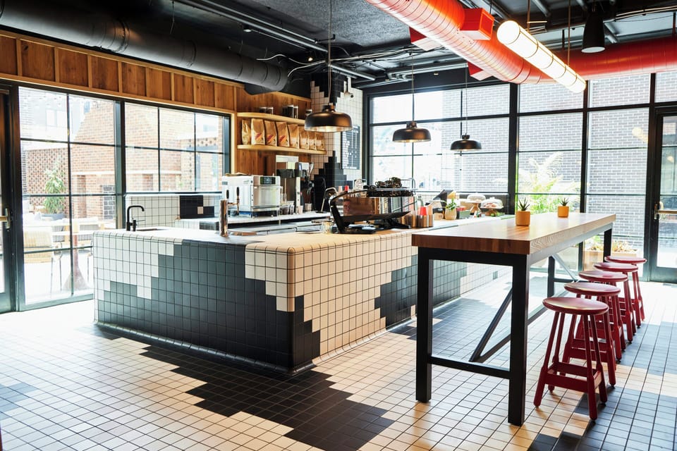 2 restaurants; breakfast and dinner served