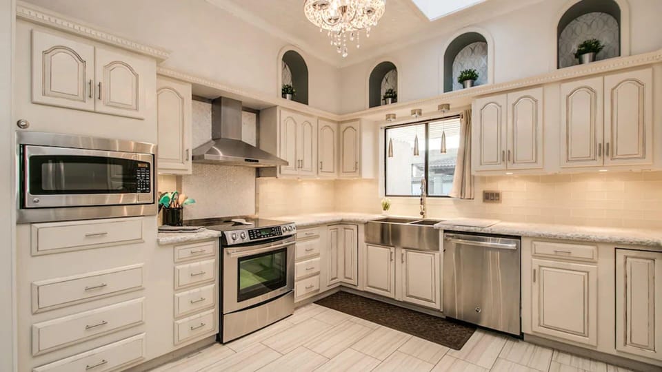 Studio (5 Bedrooms) | Private kitchen | Fridge, microwave, oven, blender