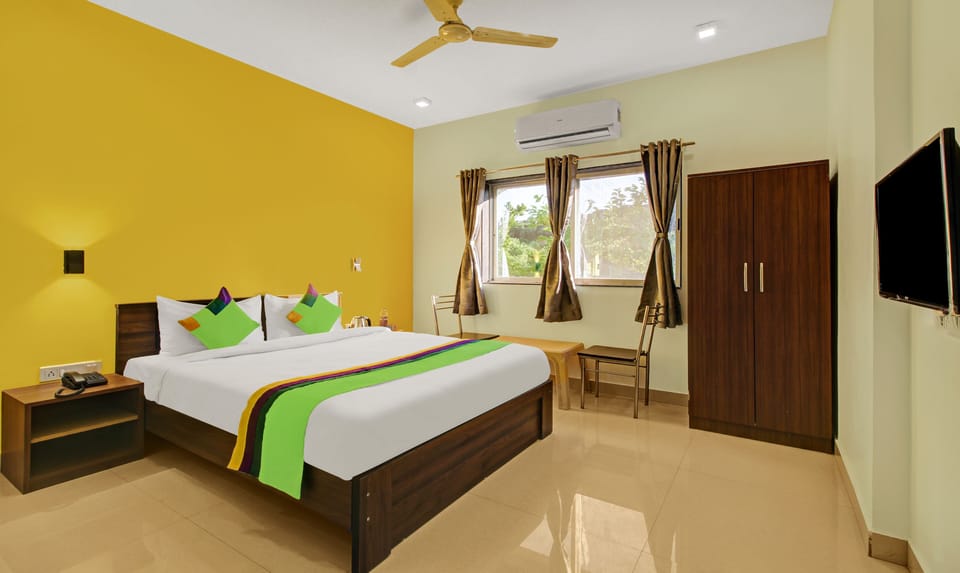 Deluxe Room | Iron/ironing board