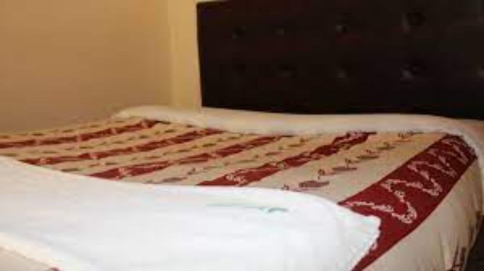Blackout drapes, free WiFi, bed sheets