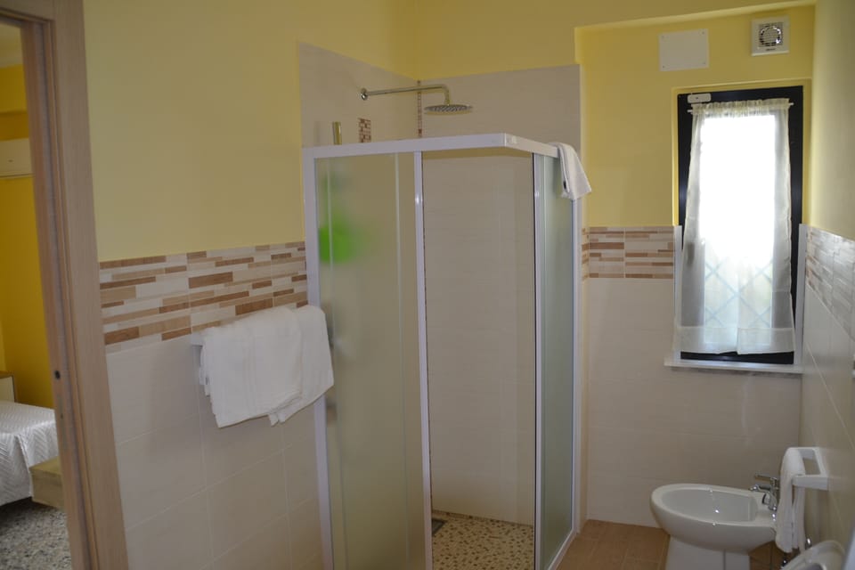 CAMERA 2 | Bathroom | Shower, rainfall showerhead, towels
