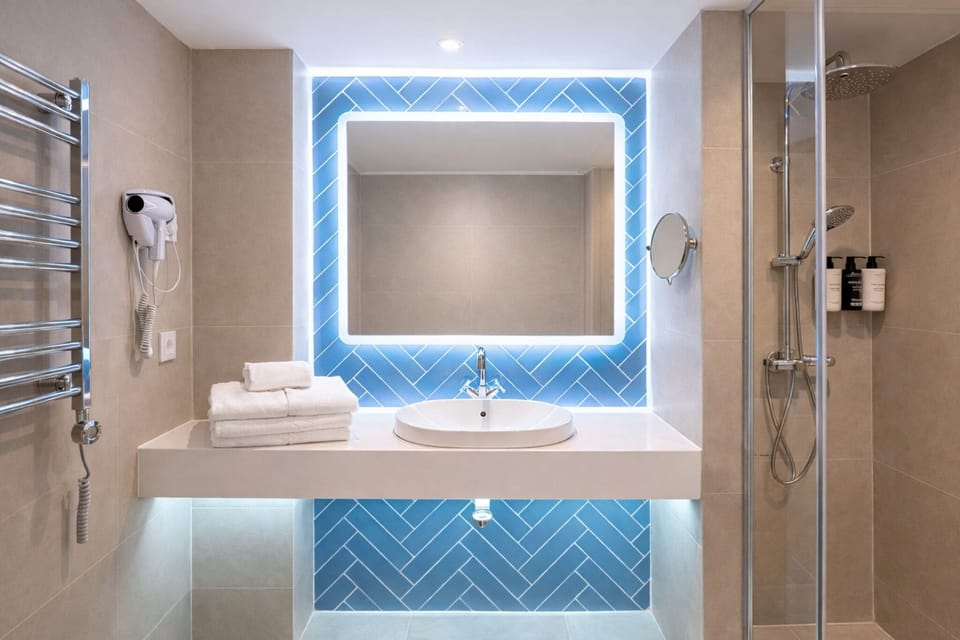 Family Suite | Bathroom | Shower, hair dryer, towels, soap