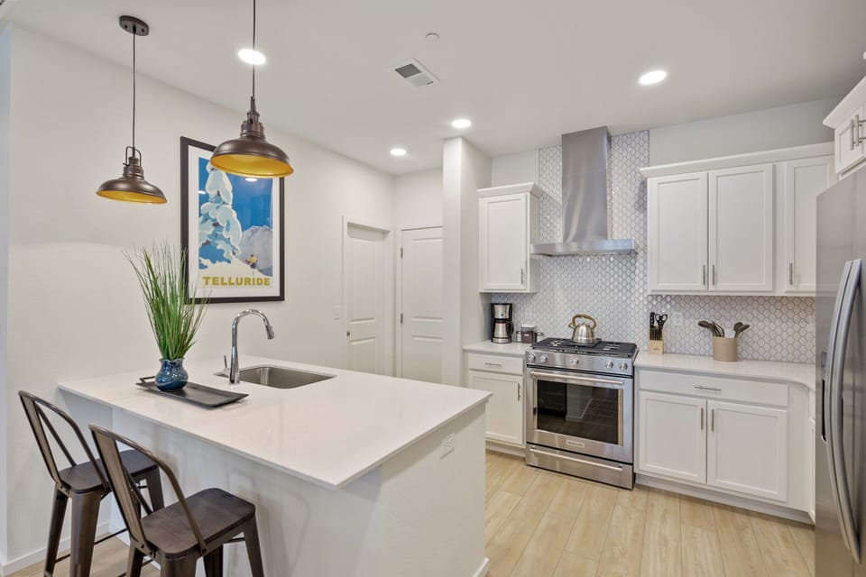 House, Multiple Beds, Patio, Garden View (2838 Barnstormer St Unit #3) | Private kitchen | Fridge, microwave, oven, stovetop