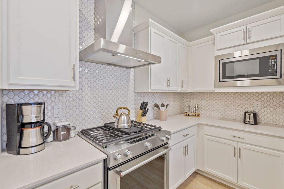House, Multiple Beds, Patio, Garden View (2838 Barnstormer St Unit #3) | Private kitchen | Fridge, microwave, oven, stovetop