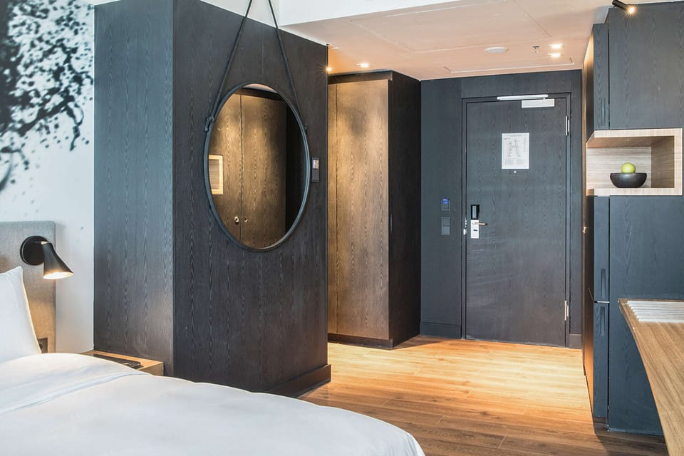 Junior Suite, Garden View | Hypo-allergenic bedding, in-room safe, desk, laptop workspace