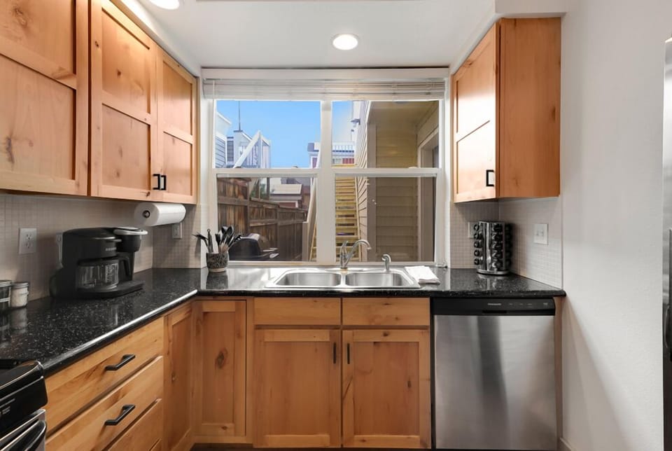House, Multiple Beds, Patio, Garden View (827 Heschel St. (Unit C)) | Private kitchen | Fridge, microwave, oven, stovetop