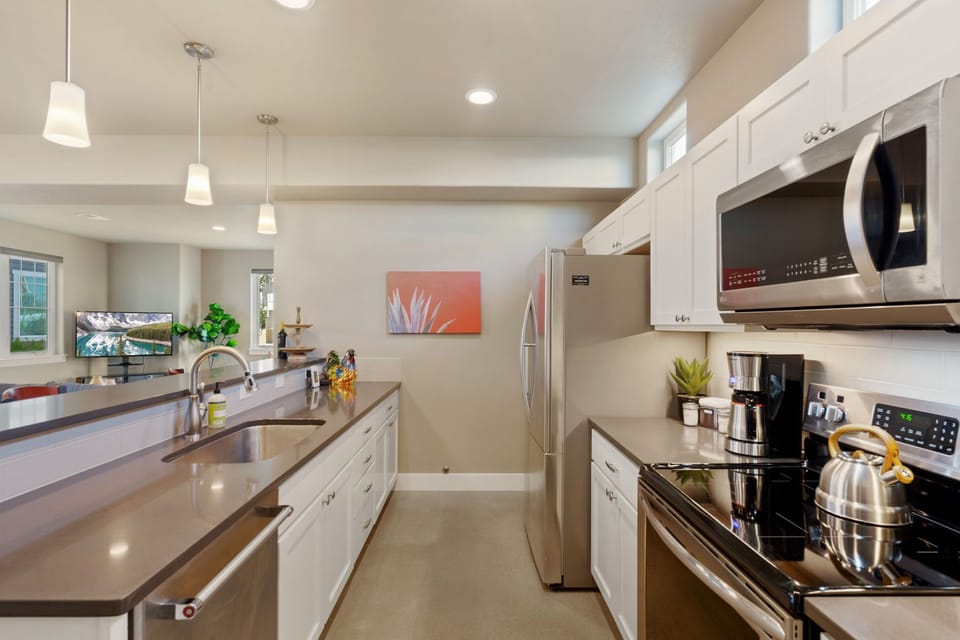 House, Multiple Beds, Hot Tub, Garden View (227 Urban Prairie St) | Private kitchen | Fridge, microwave, oven, stovetop