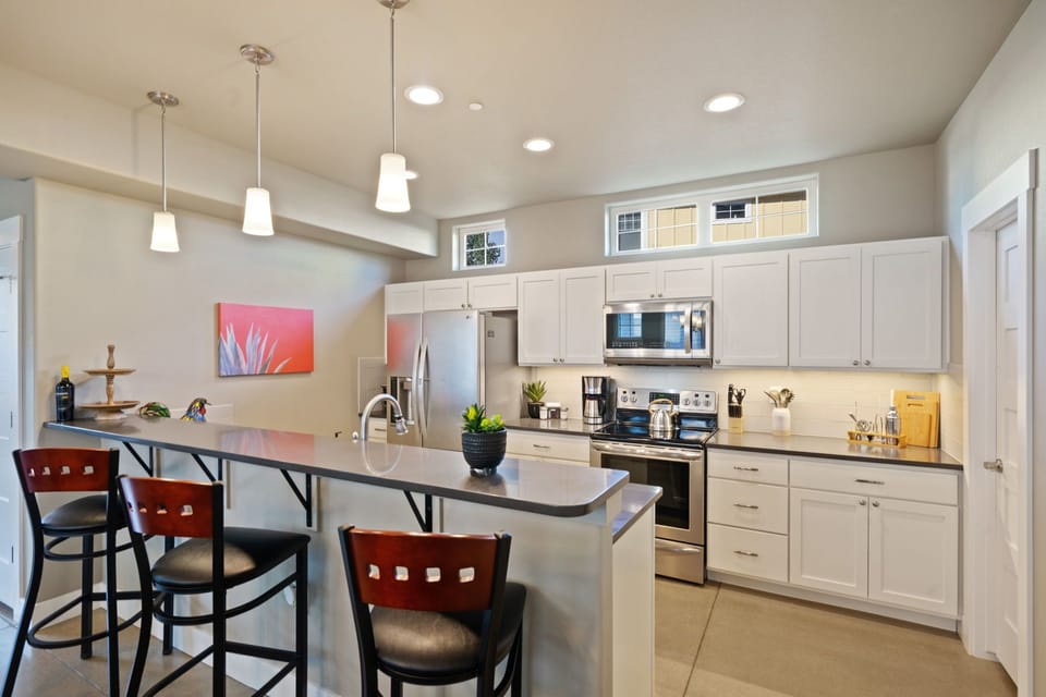 House, Multiple Beds, Hot Tub, Garden View (227 Urban Prairie St) | Private kitchen | Fridge, microwave, oven, stovetop