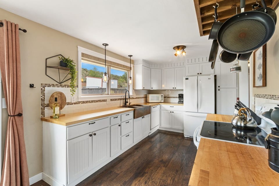 House, Multiple Beds, Patio, Garden View (4928 W. Eisenhower Blvd. Loveland) | Private kitchen | Fridge, microwave, oven, stovetop