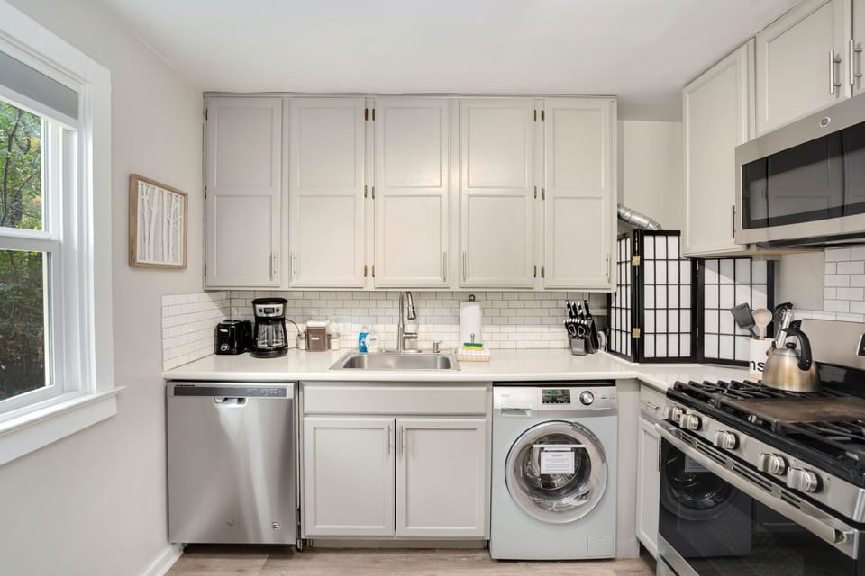 House, Multiple Beds, Patio, Garden View (417 Park St.) | Private kitchen | Fridge, microwave, oven, stovetop
