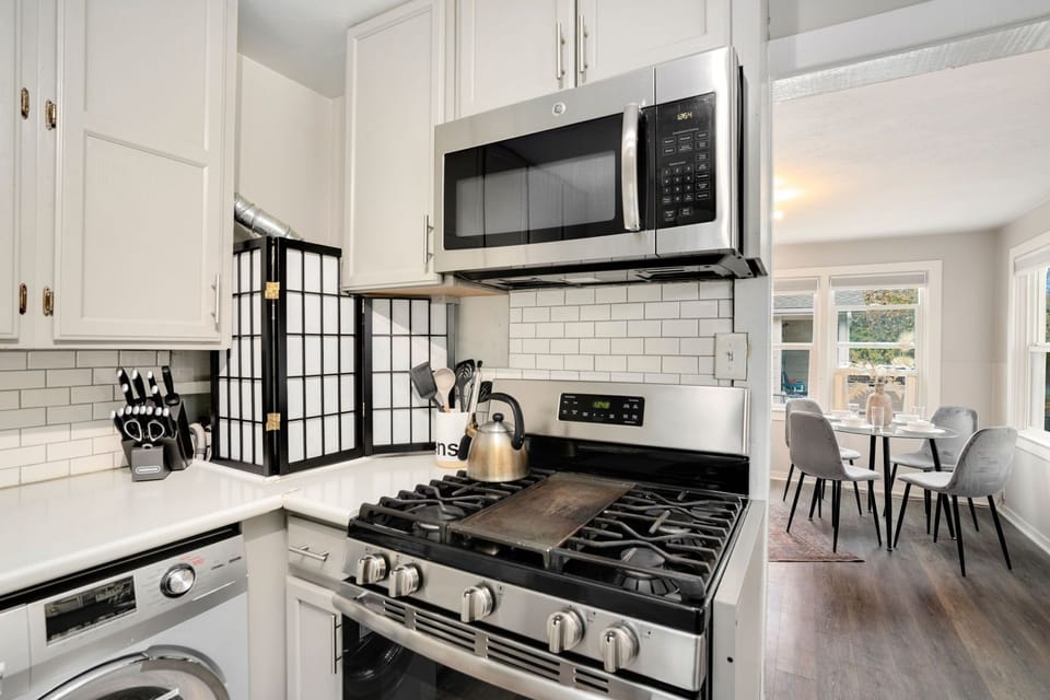 House, Multiple Beds, Patio, Garden View (417 Park St.) | Private kitchen | Fridge, microwave, oven, stovetop