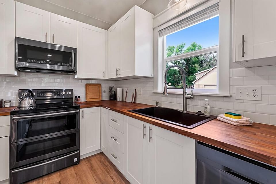 House, Multiple Beds, Kitchen, Garden View (443 E 10th St. Loveland) | Private kitchen | Fridge, microwave, oven, stovetop