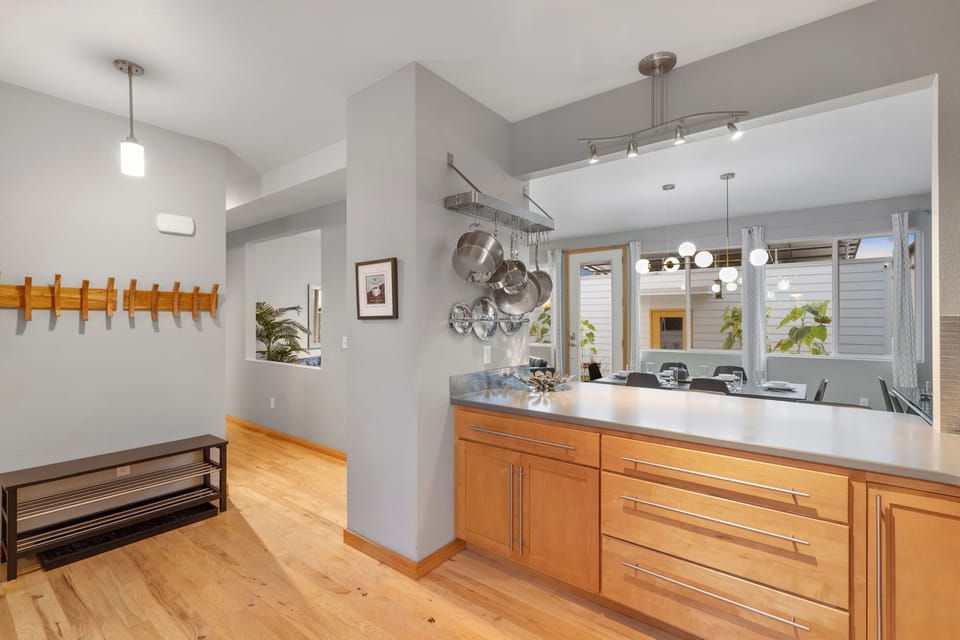 House, Multiple Beds, Hot Tub, Garden View (369 Osiander St) | Private kitchen | Fridge, microwave, oven, stovetop