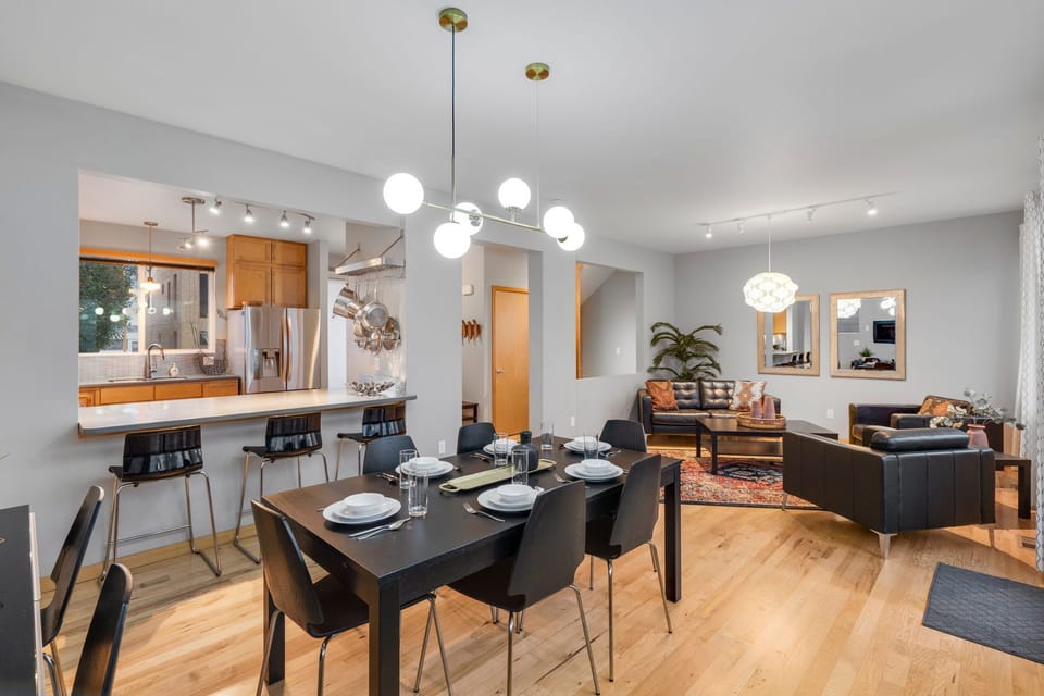 House, Multiple Beds, Hot Tub, Garden View (369 Osiander St) | Dining