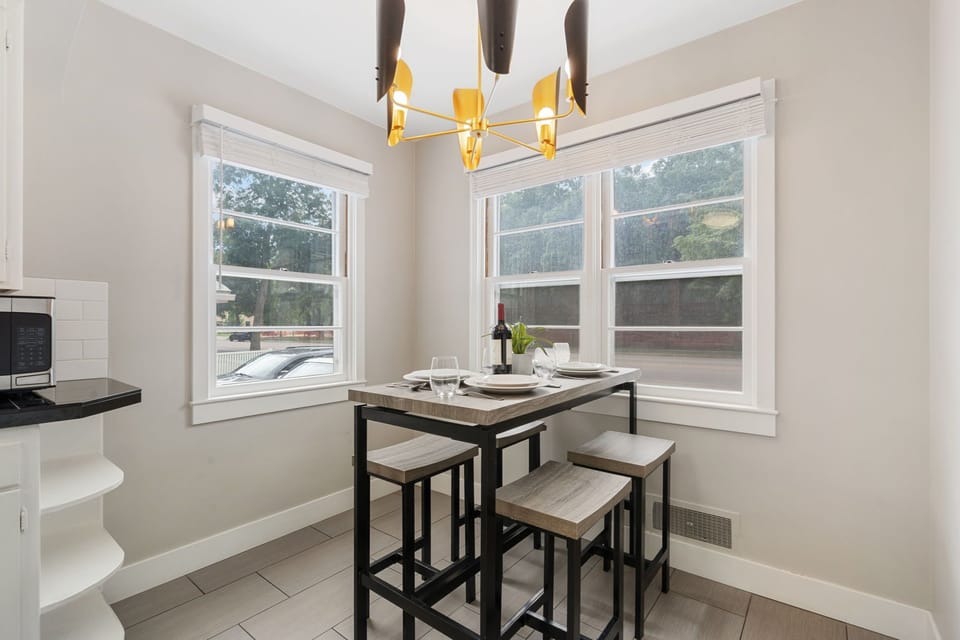 House, Multiple Beds, Kitchen, Garden View (622 W. Laurel St. - Upper) | Dining