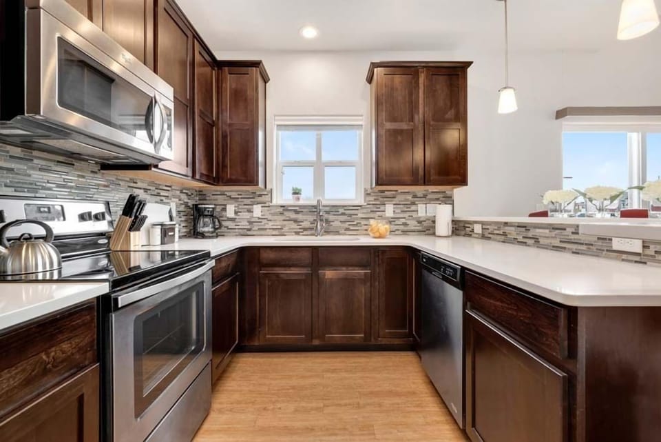 House, Multiple Beds, Patio, Garden View (238 Osiander St. Unit D) | Private kitchen | Fridge, microwave, oven, stovetop