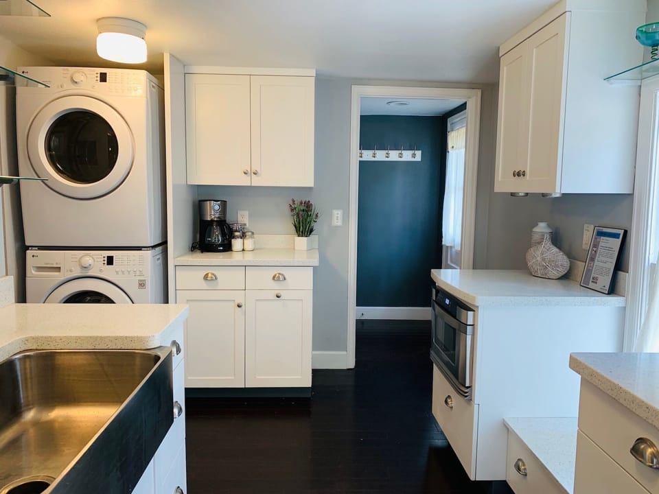 House, Multiple Beds, Patio, Garden View (325 N. Loomis Ave) | Private kitchen | Fridge, microwave, oven, stovetop