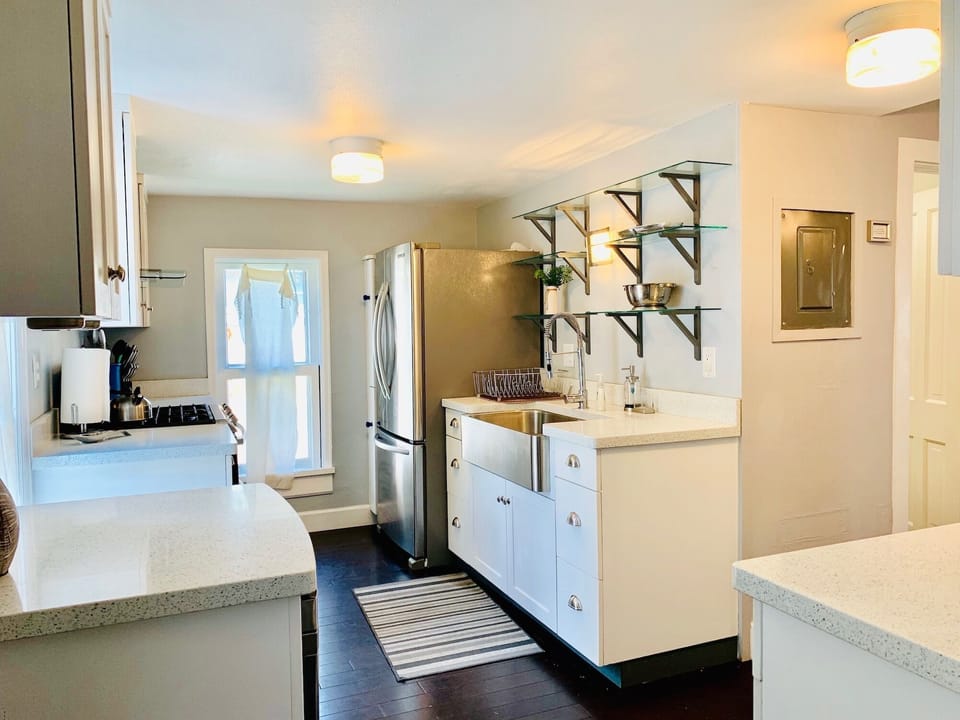 House, Multiple Beds, Patio, Garden View (325 N. Loomis Ave) | Private kitchen | Fridge, microwave, oven, stovetop
