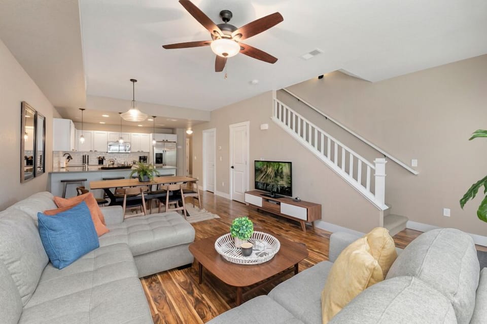House, Multiple Beds, Kitchen, Garden View (874 Baum St. (Unit C)) | Living area | 40-inch TV with digital channels