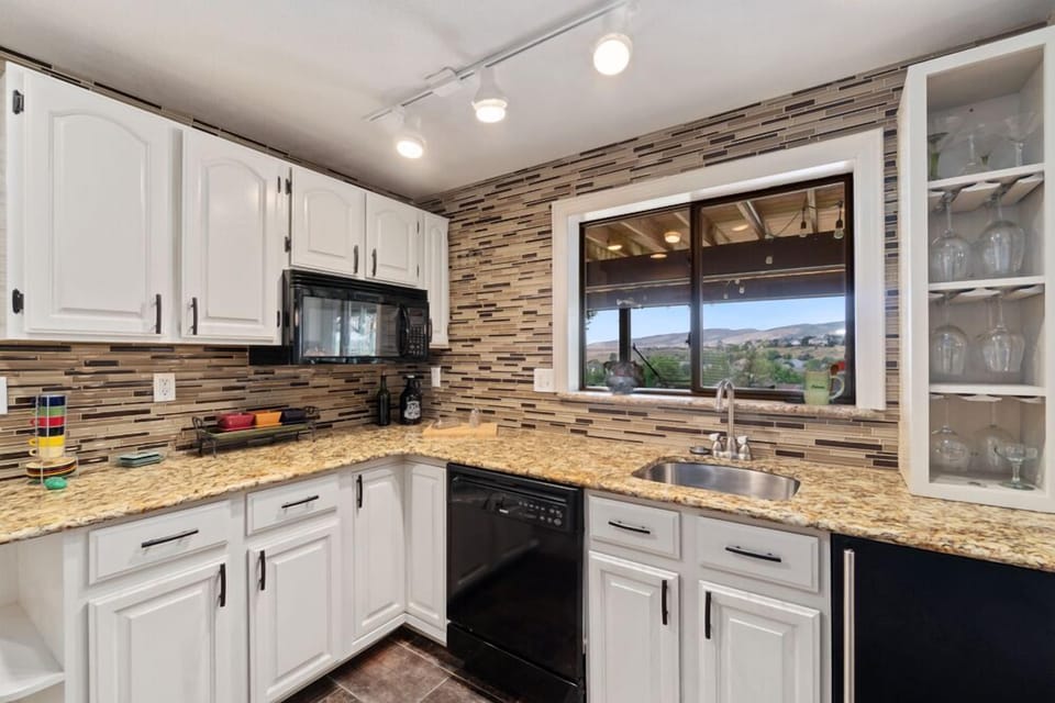 House, Multiple Beds, Patio, Mountain View (4201 Picadilly Dr) | Private kitchen | Fridge, microwave, oven, stovetop