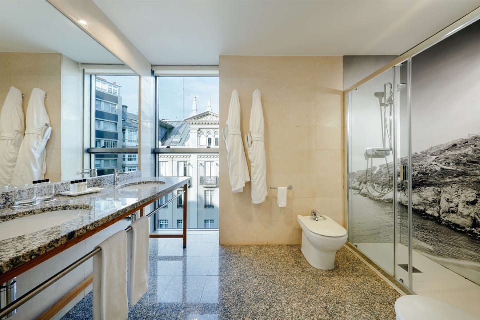 Deluxe Room | Minibar, in-room safe, individually furnished, desk