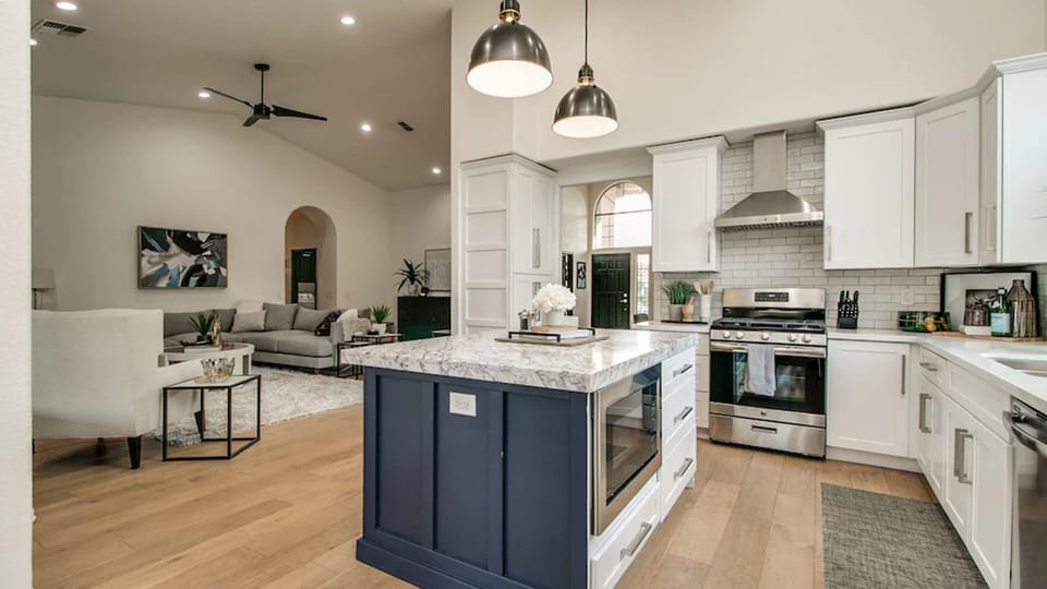 Studio (4 Bedrooms) | Private kitchen | Fridge, microwave, oven