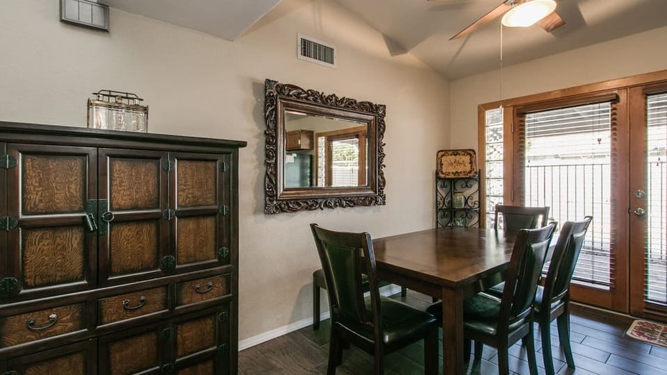Studio (3 Bedrooms) | Dining room