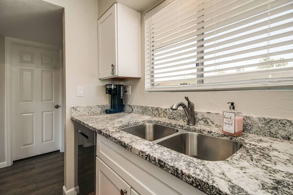 Studio (1 Bedroom) | Private kitchen | Fridge, microwave, oven, stovetop