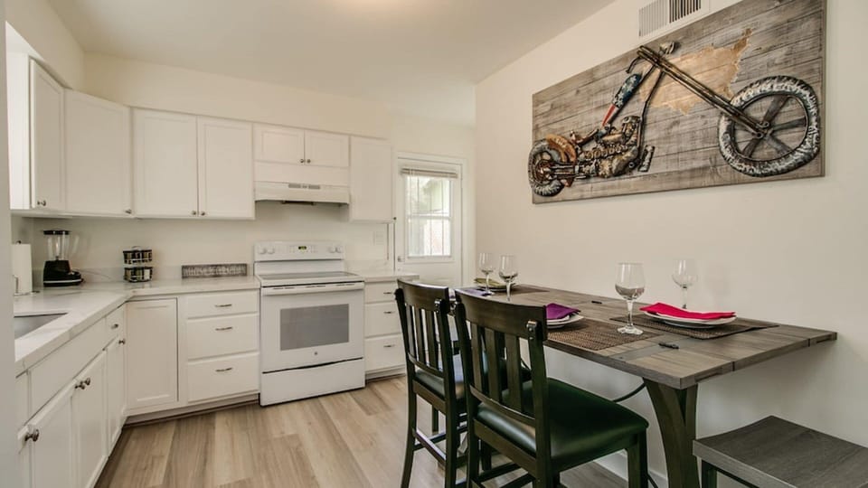 Studio (2 Bedrooms) | Private kitchen | Fridge, microwave, oven